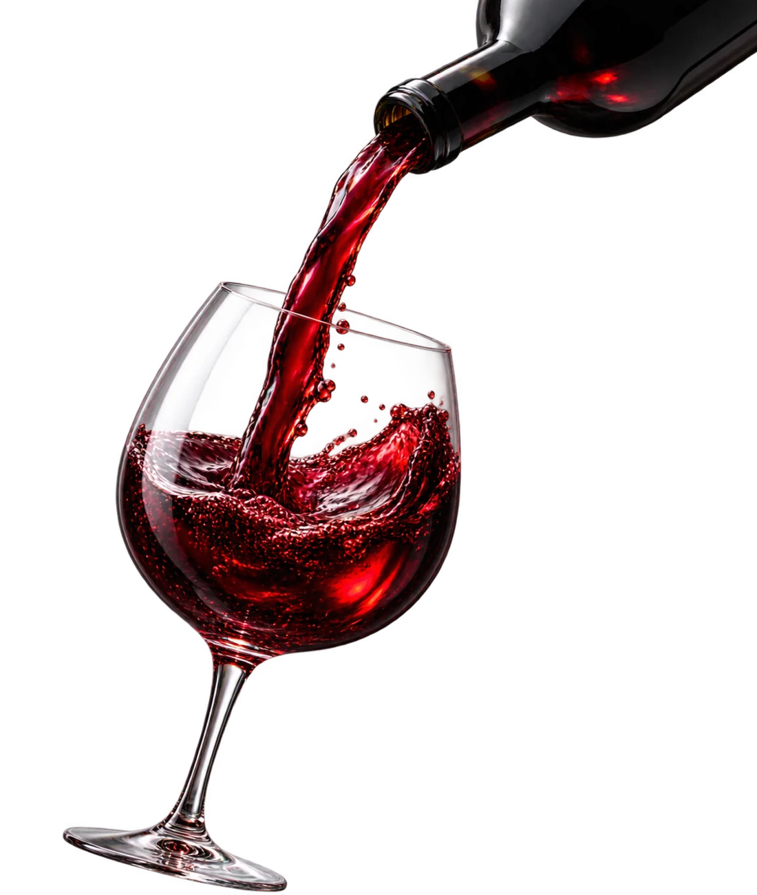 Rotwein wird aus einer Flasche in ein bauchiges Glas gegossen
